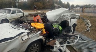В Белгороде пьяный водитель перелетел через кольцо и уничтожил 5 машин (2 видео + 2 фото)