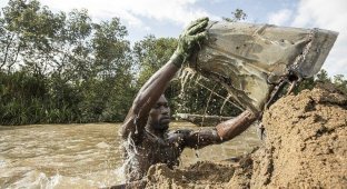 Специфика добычи песка в Камеруне - работа на грани жизни и смерти (11 фото)