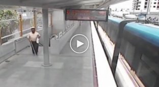 Слепой мужчина сел в поезд