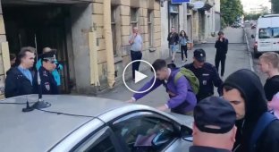 Полицейские растолкали пешеходов, чтобы их начальник смог проехать по тротуару