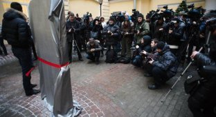 В Питере установили памятник iPhone (7 фото)