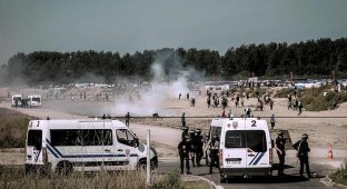 Битва при Кале: столкновение французской полиции с 300 мигрантами (18 фото + 3 видео)