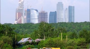 Москва на фоне деревни (4 фото)