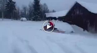 Эффектный прыжок на снегоходе