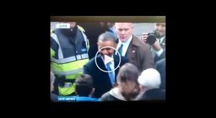 Обама взял у девушки телефон в Дублине