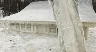 Пляжный домик во льдах (6 фото)