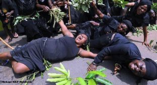 Жительницы Ганы зарабатывают на жизнь, рыдая на чужих похоронах (3 фото + 1 видео)