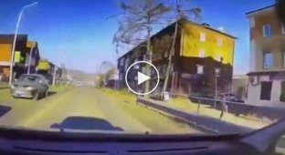 Двое школьников выбежали на дорогу и попали под колеса автомобиля в Иркутской области