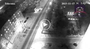 Subaru сбила пешеходов на остановке в Красноярске