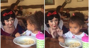 Девочка показала пристававшей к ней Белоснежке, что еда важнее «Диснея» (3 фото)