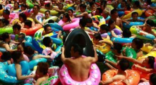 Китайцы спасаются от жары в собственном “Мертвом море” (9 фото)