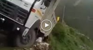 В Индии так и не удержали грузовую машину от падения