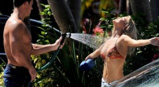 Joanna Krupa моет машину в бикини (9 фото)