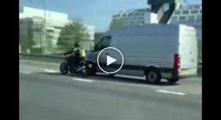 Мотоциклист и водитель бусика не поделили дорогу