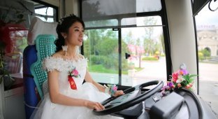 В Китае невеста приехала за своим женихом на автобусе (7 фото)