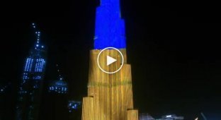 Бурдж-Халифа сегодня окрасился в цвета украинского флага
