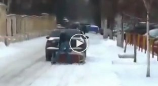 Как нужно чистит дорогу от снега. Одесса, школа №90