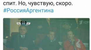 Дмитрий Медведев на матче Россия - Аргентина (2 скриншота)