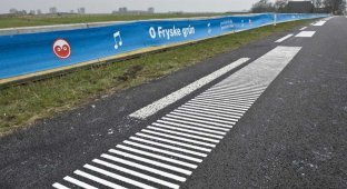 В Нидерландах власти сделали «музыкальную» дорогу и сразу же демонтировали её (3 фото + 2 видео)