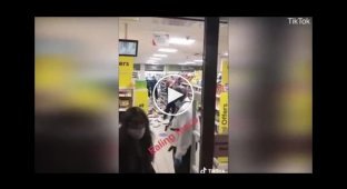 Мужчину попросили надеть маску в супермаркете и он устроил дебош