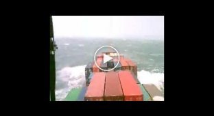 Огромный контейнеровоз и шторм в 11 балов