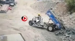 Мотогрузовик лишился колеса во время разгрузочных работ в Китае