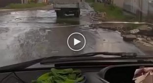 В Мариуполе продолжает растекаться вода из труб