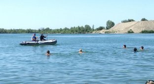 В Усть-Каменогорске для профилактики несчастных случаев на водоемах отдыхающим показали «смерть» с косой (3 фото + видео)