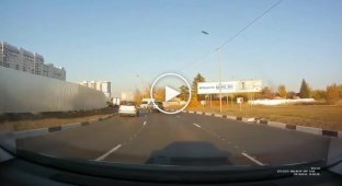 Гонщик сломал дорожный знак и повредил бордюр в Омске