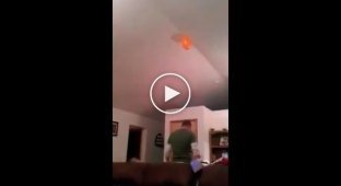 Папа знает, как достать воздушный шар, застрявший под потолком
