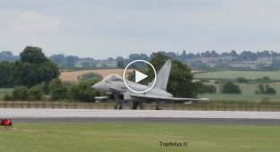 Eurofighter Typhoon делает мёртвую петлю сразу после взлёта