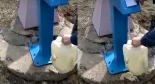 Проезжающий уральскую деревню удивился колонке с питьевой воде по карточкам (5 фото + 1 видео)