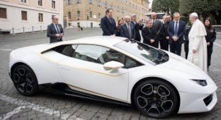 Подаренный папе Римскому суперкар Lamborghini Huracan продадут на аукционе (3 фото)