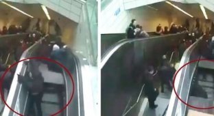 Ступени эскалатора внезапно рухнули вниз, зажевав пассажира метро (4 фото + 1 видео)