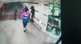 В Москве на станции метро приезжие толпой избили парня