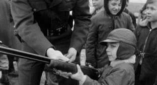 Дети держат в руках оружие (17 фото)