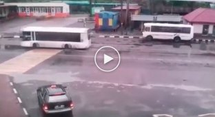 Водитель белого мерседеса на пешеходном переходе в Невельске сбил девушку