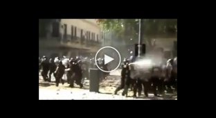 Протесты в Аргентине - в полицейских камни летят градом