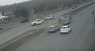 В Красноярске водитель BMW разбил три машины и уехал (3 фото + 1 видео)