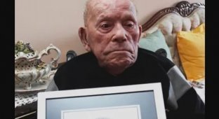 Он немного не дожил до 113 лет и не скрывал секрета своего долголетия (2 фото)