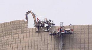 Экскаватор разрушает градирню АЭС на высоте 162 метра