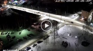 В Петрозаводске водитель отправил машину в столб, чтобы не наехать на пешеходов (мат)