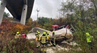 Падение грузовика с эстакады в Словении (3 фото + 1 видео)