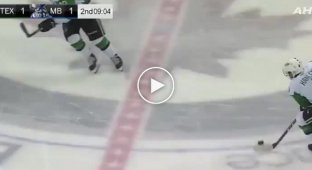 Хоккеист забросил шайбу по невероятной траектории с середины площадки