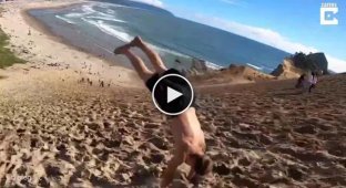 18-летний гимнаст спустился с песчаного склона с помощью задних сальто