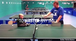Заботливый отец учит ребенка играть в настольный теннис с маленького возраста