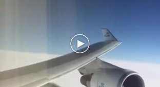 Что происходит с крылом самолета во время полета