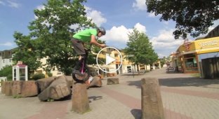Lutz Eichholz красиво балансирует на одноколесном велосипеде