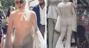 Леди Гага в сетчатом комбинезоне прогулялась по Перуджи (10 фото)