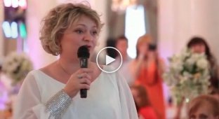 Мама произнесла речь на свадьбе дочери